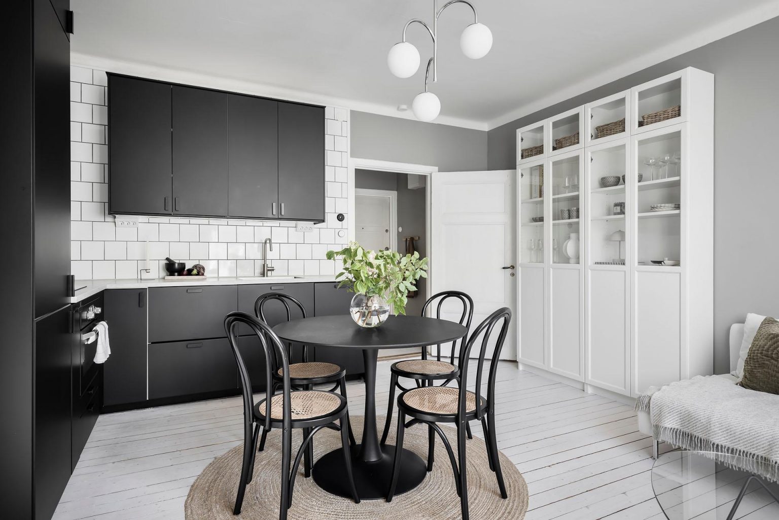 salon avec cuisine ouverte deux-pièces 40m2 décoration monochrome scandinave