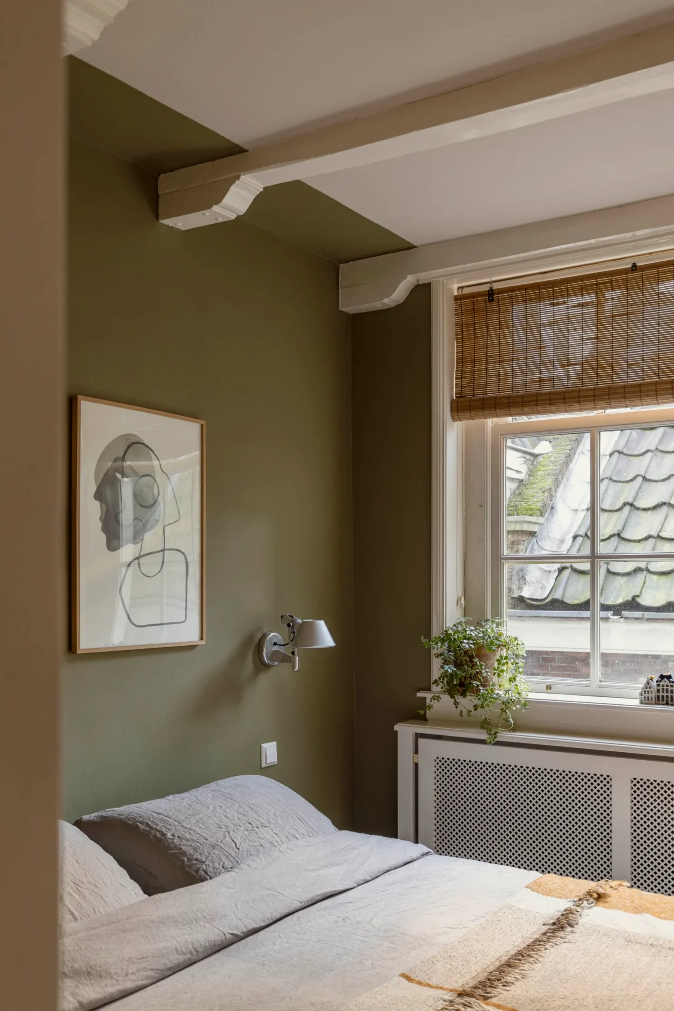 chambre mur vert deux-pièces de 41m2 à Amsterdam dans immeuble ancien sur canal