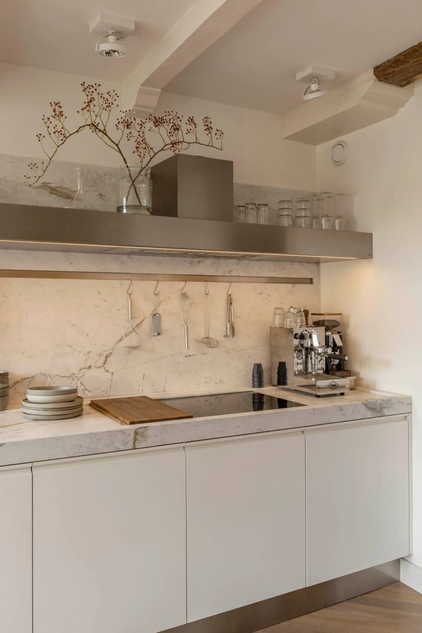 cuisine ouverte deux-pièces de 41m2 à Amsterdam dans immeuble ancien sur canal