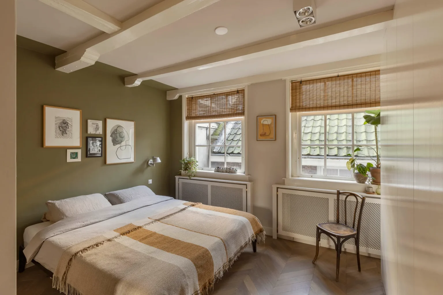 chambre mur vert deux-pièces de 41m2 à Amsterdam dans immeuble ancien sur canal