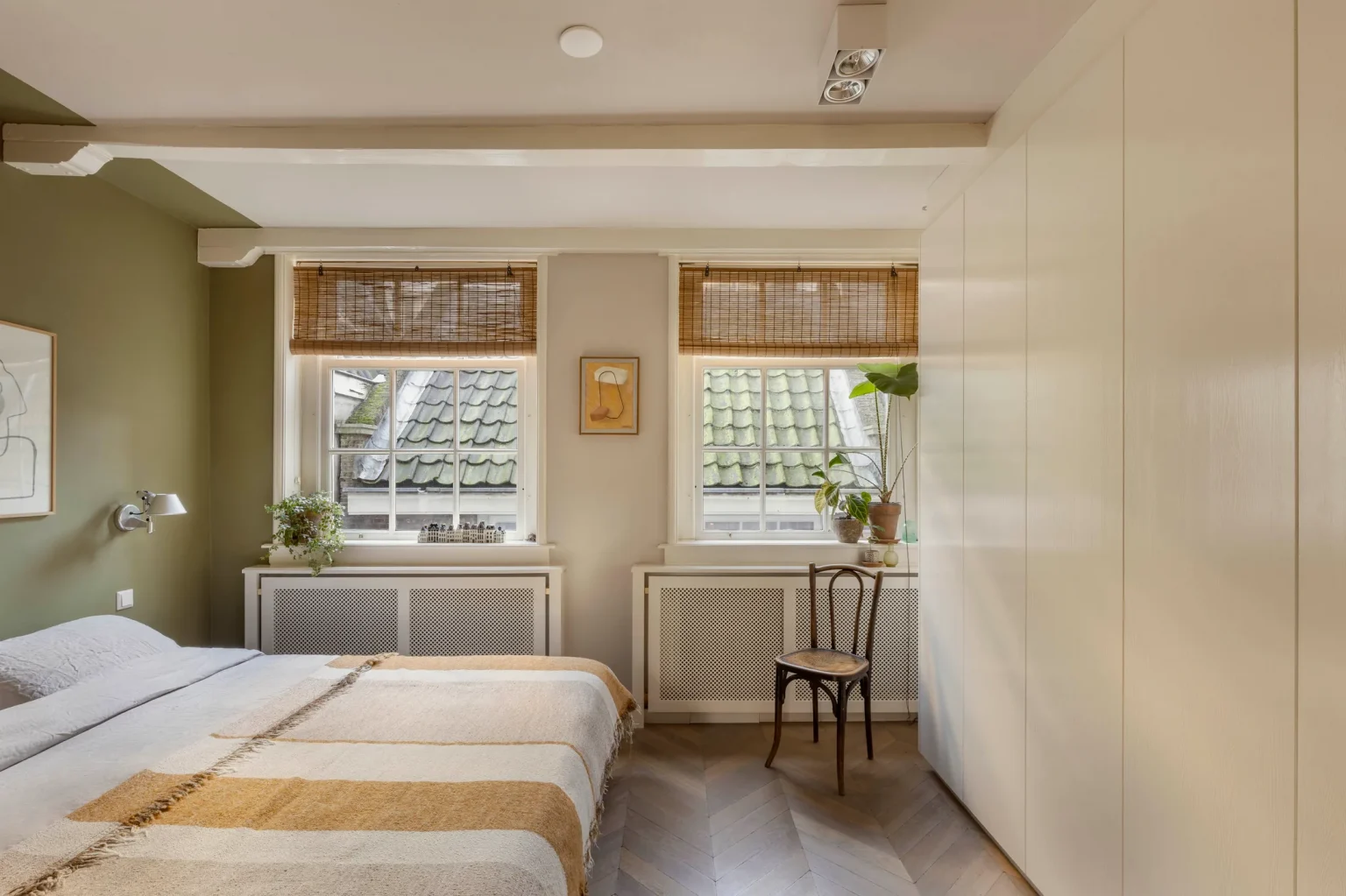 chambre mur vert deux-pièces de 41m2 à Amsterdam dans immeuble ancien sur canal