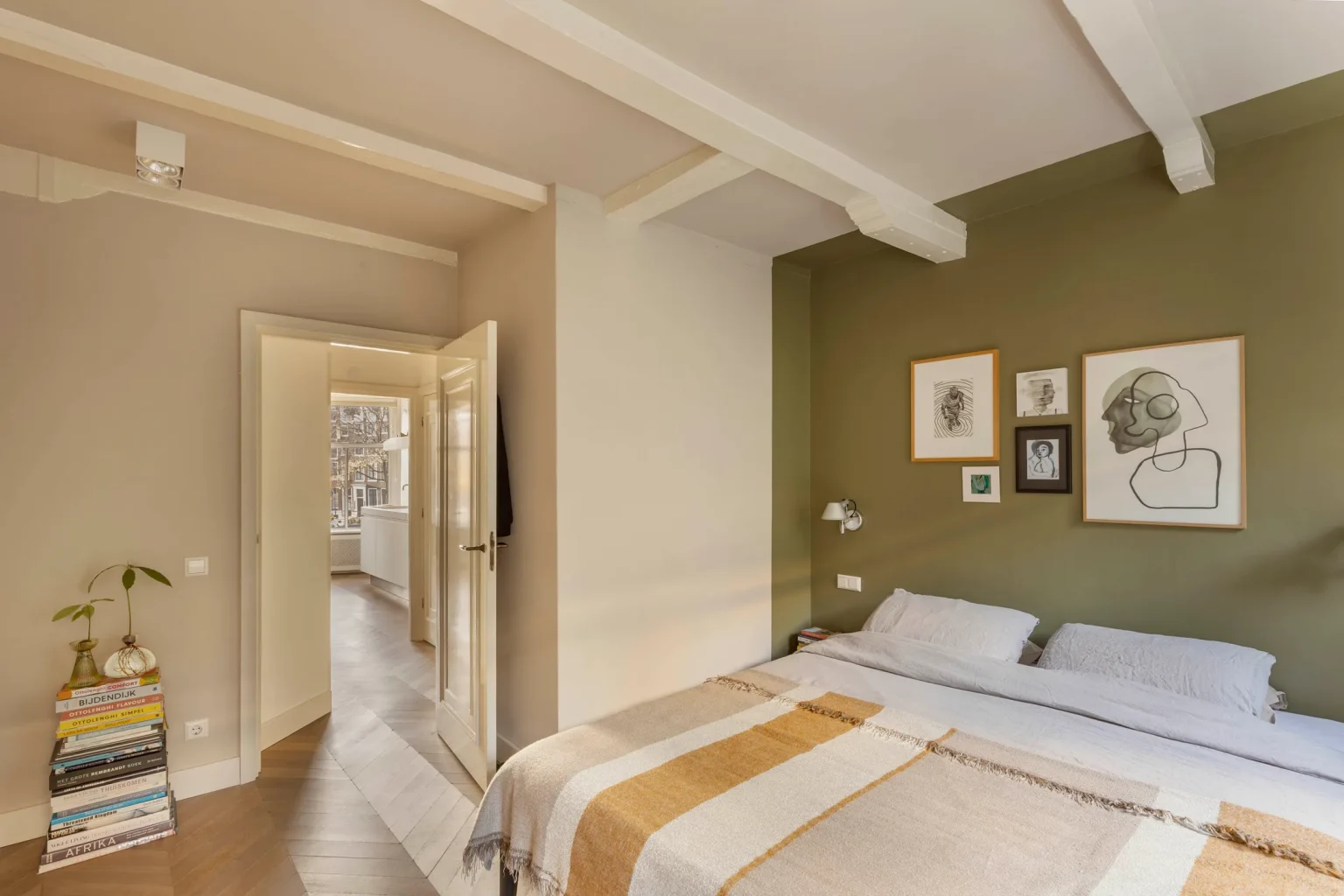 chambre mur vert deux-pièces de 41m2 à Amsterdam dans immeuble ancien sur canal