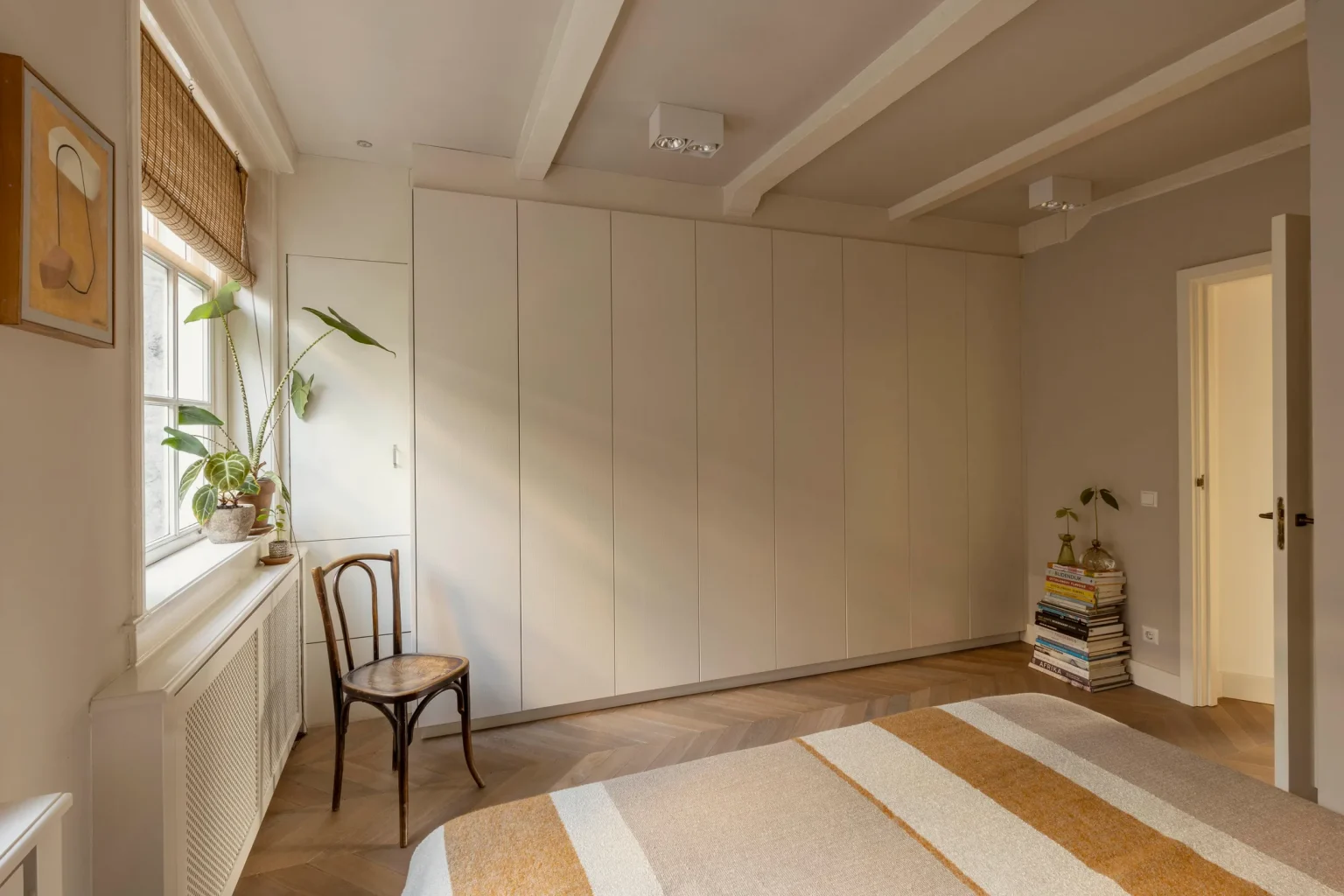 chambre mur vert deux-pièces de 41m2 à Amsterdam dans immeuble ancien sur canal