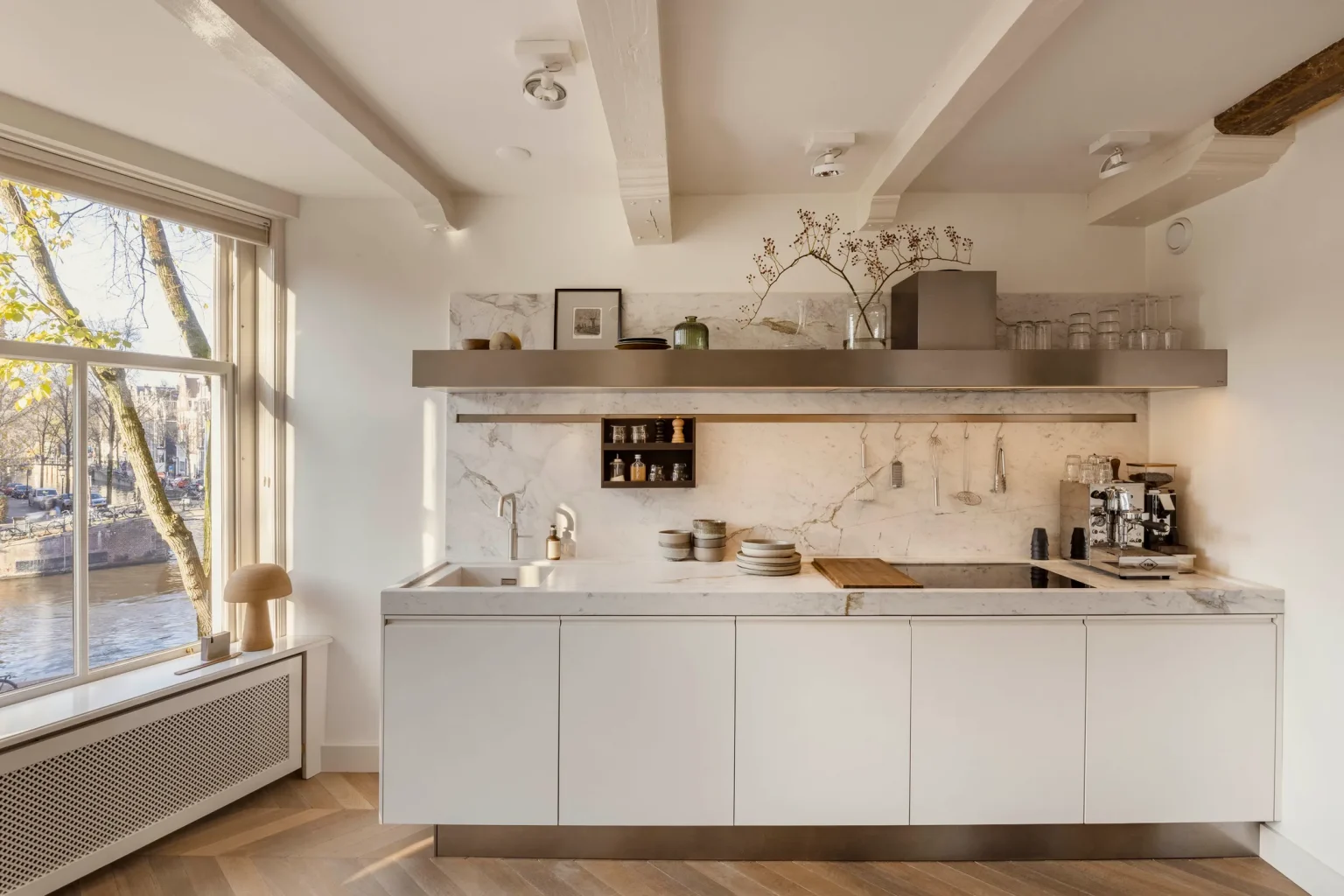 cuisine ouverte deux-pièces de 41m2 à Amsterdam dans immeuble ancien sur canal