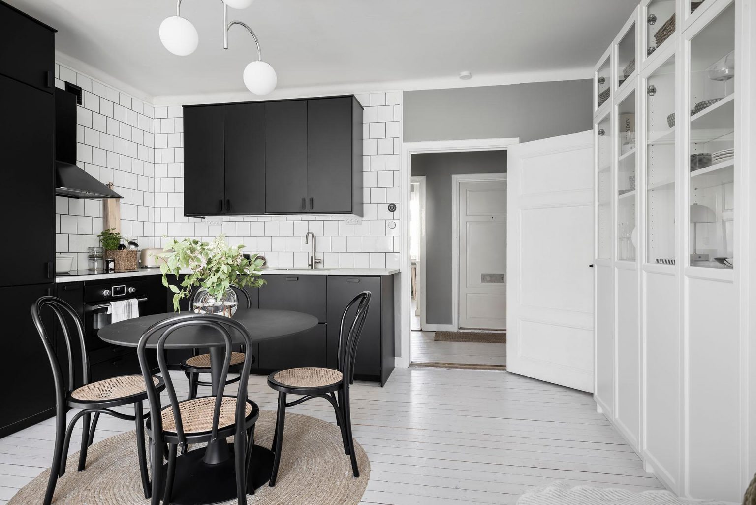 salon avec cuisine ouverte deux-pièces 40m2 décoration monochrome scandinave