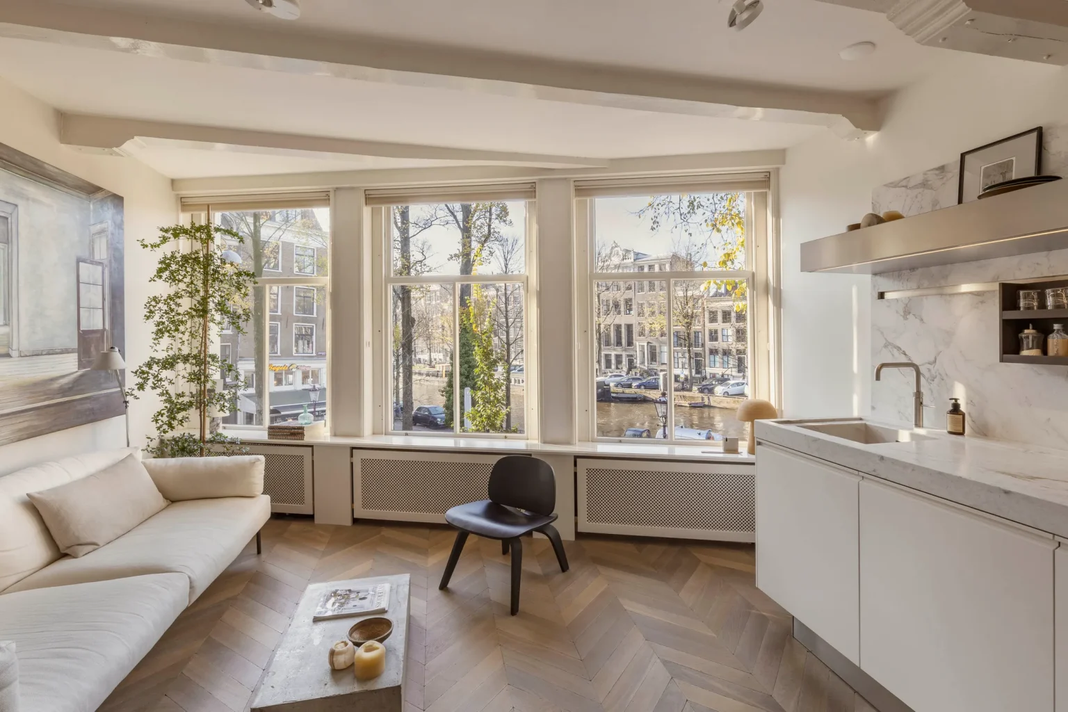 salon avec cuisine ouverte deux-pièces de 41m2 à Amsterdam dans immeuble ancien sur canal