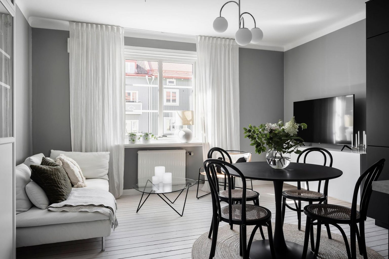 salon avec cuisine ouverte deux-pièces 40m2 décoration monochrome scandinave