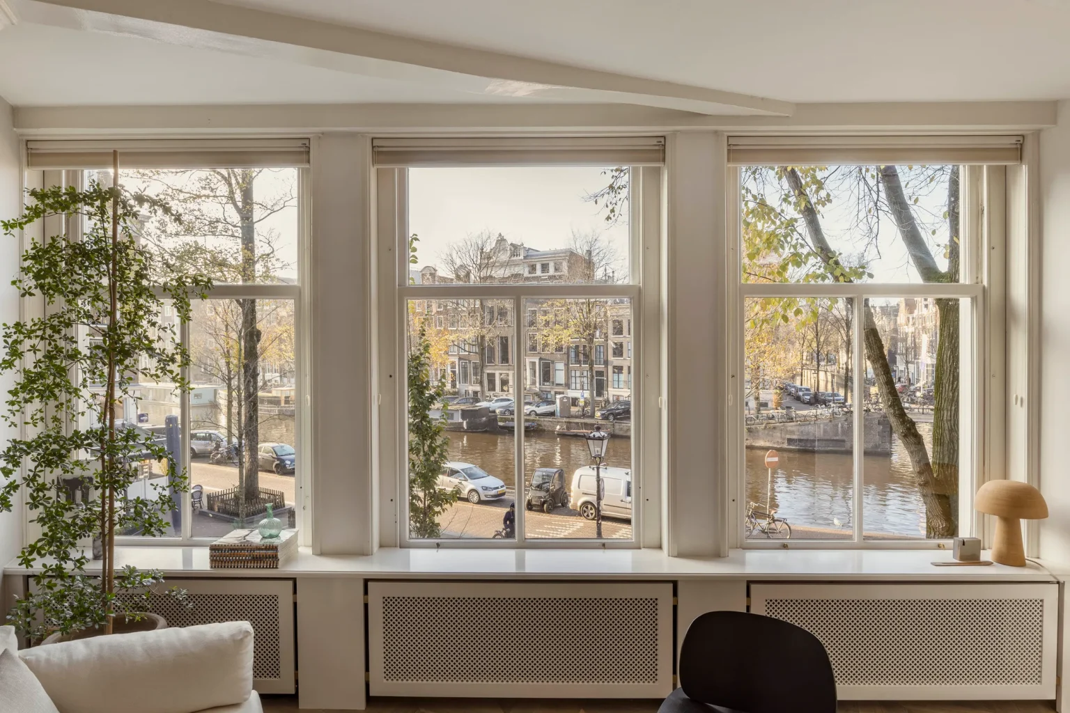 salon deux-pièces de 41m2 à Amsterdam dans immeuble ancien sur canal