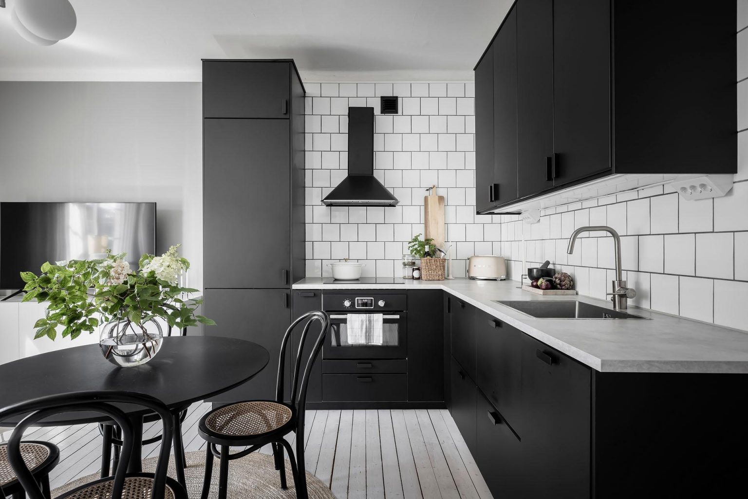 salon avec cuisine ouverte deux-pièces 40m2 décoration monochrome scandinave