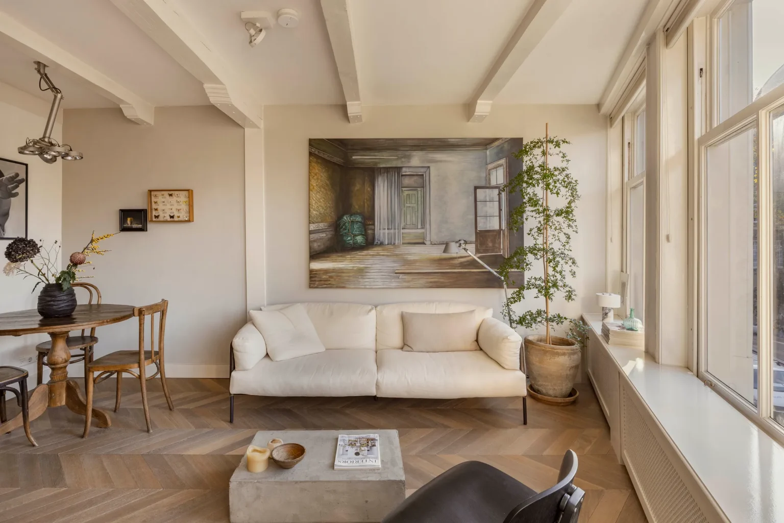 salon avec poutres deux-pièces de 41m2 à Amsterdam dans immeuble ancien sur canal