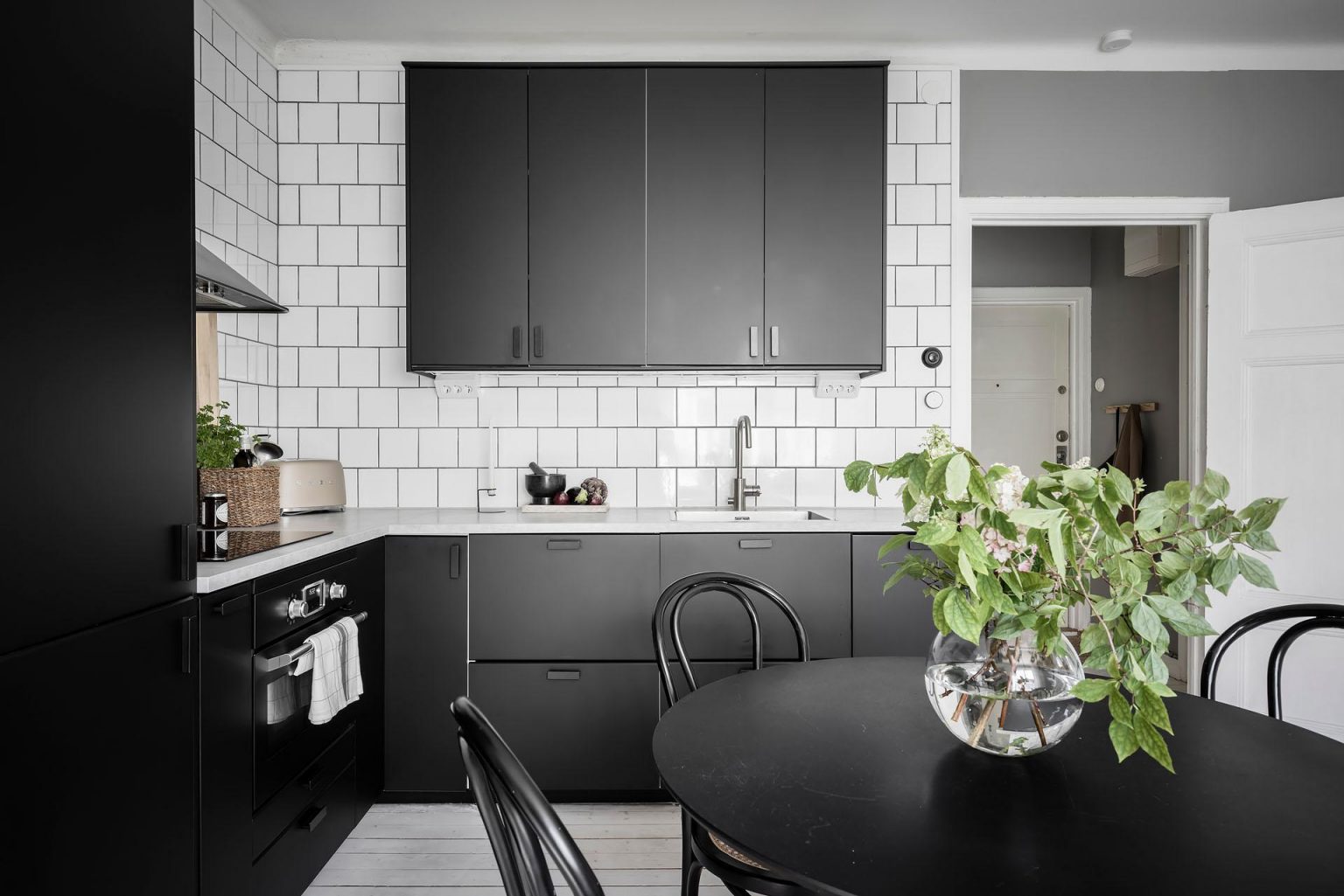 cuisine ouverte deux-pièces 40m2 décoration monochrome scandinave