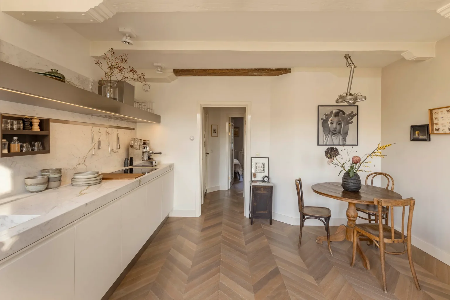 salon avec cuisine ouverte deux-pièces de 41m2 à Amsterdam dans immeuble ancien sur canal