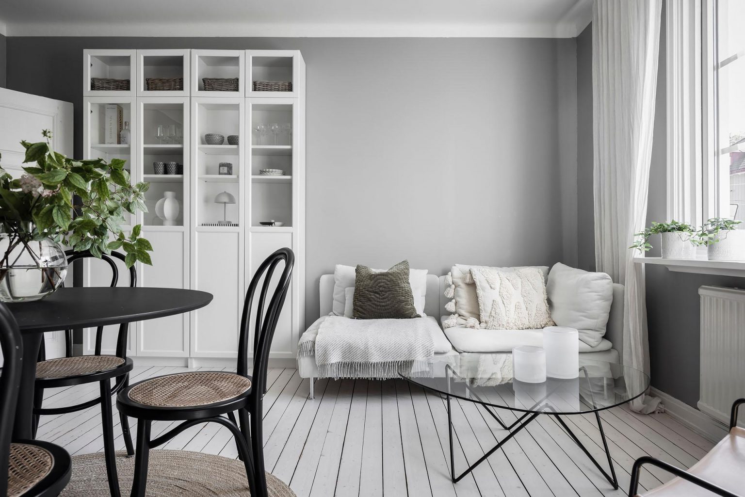 salon deux-pièces 40m2 décoration monochrome scandinave