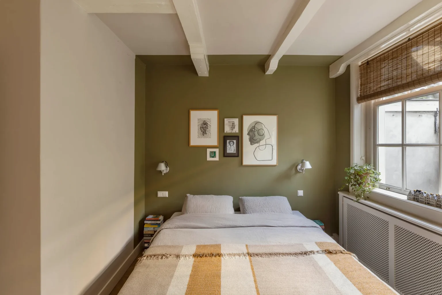 chambre mur vert deux-pièces de 41m2 à Amsterdam dans immeuble ancien sur canal