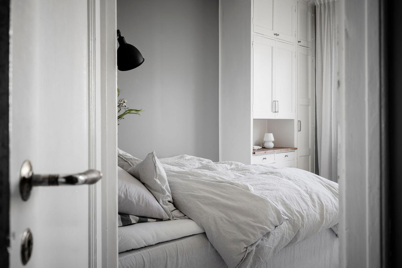 chambre deux-pièces 40m2 décoration monochrome scandinave