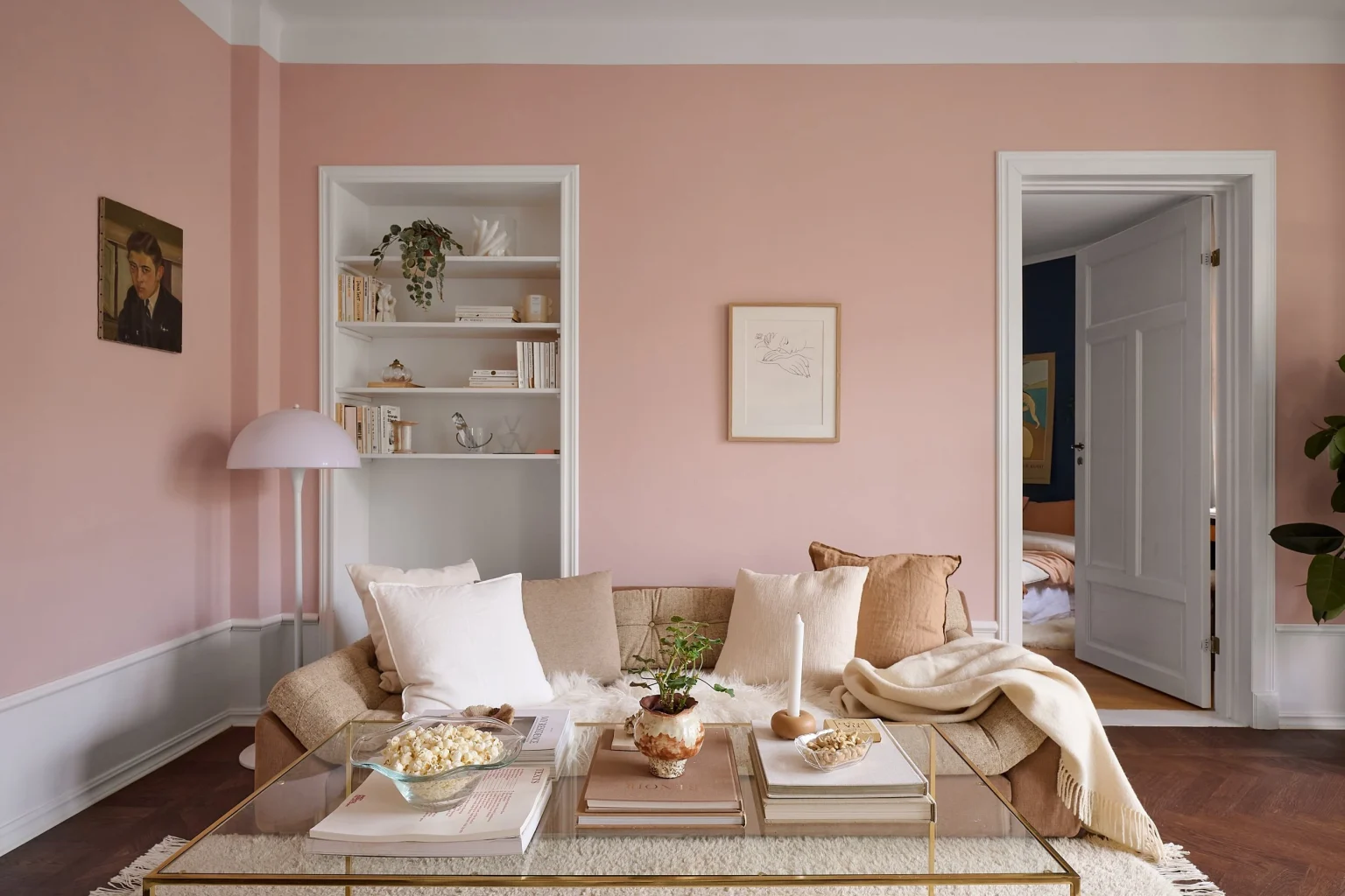 salon murs roses décoration scandinave deux-pièces 50m2