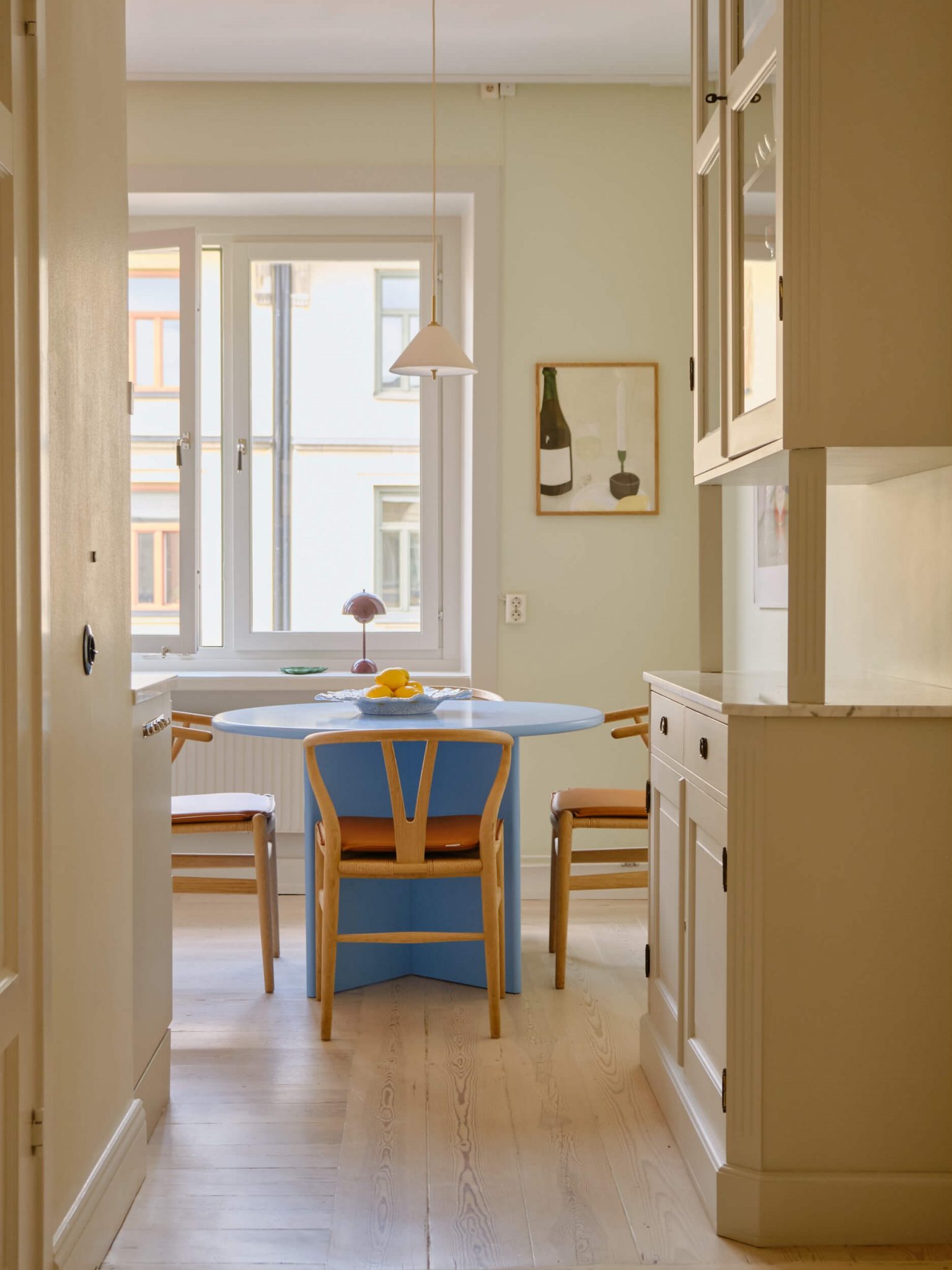 cuisine avec espace repas décoration scandinave appartement ancien Stockholm