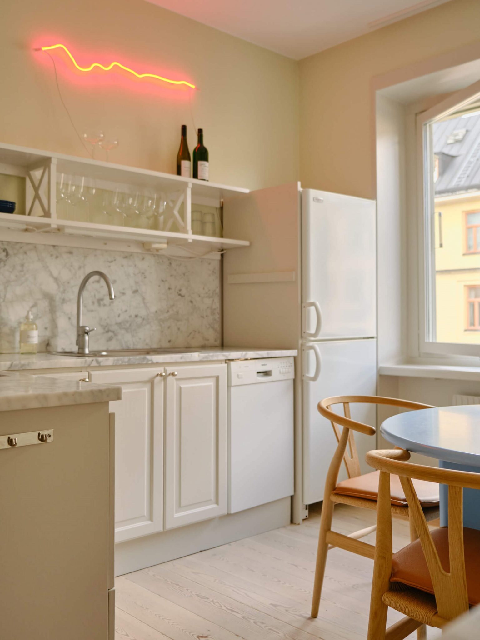 cuisine avec espace repas décoration scandinave appartement ancien Stockholm