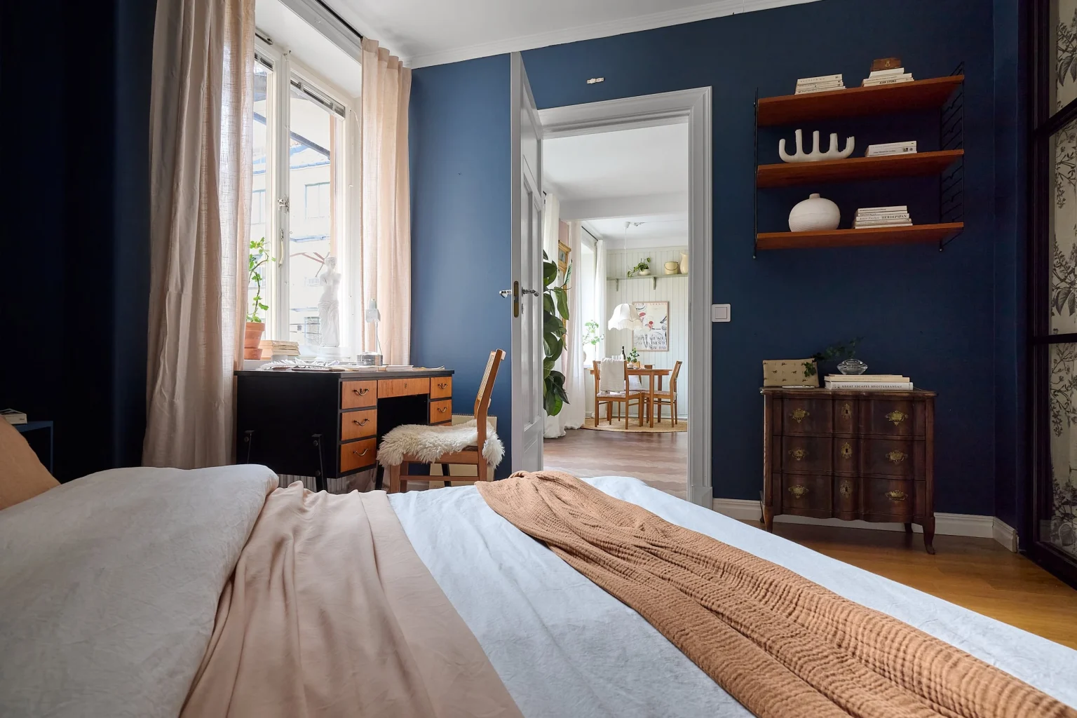 chambre murs bleus décoration scandinave deux-pièces 50m2