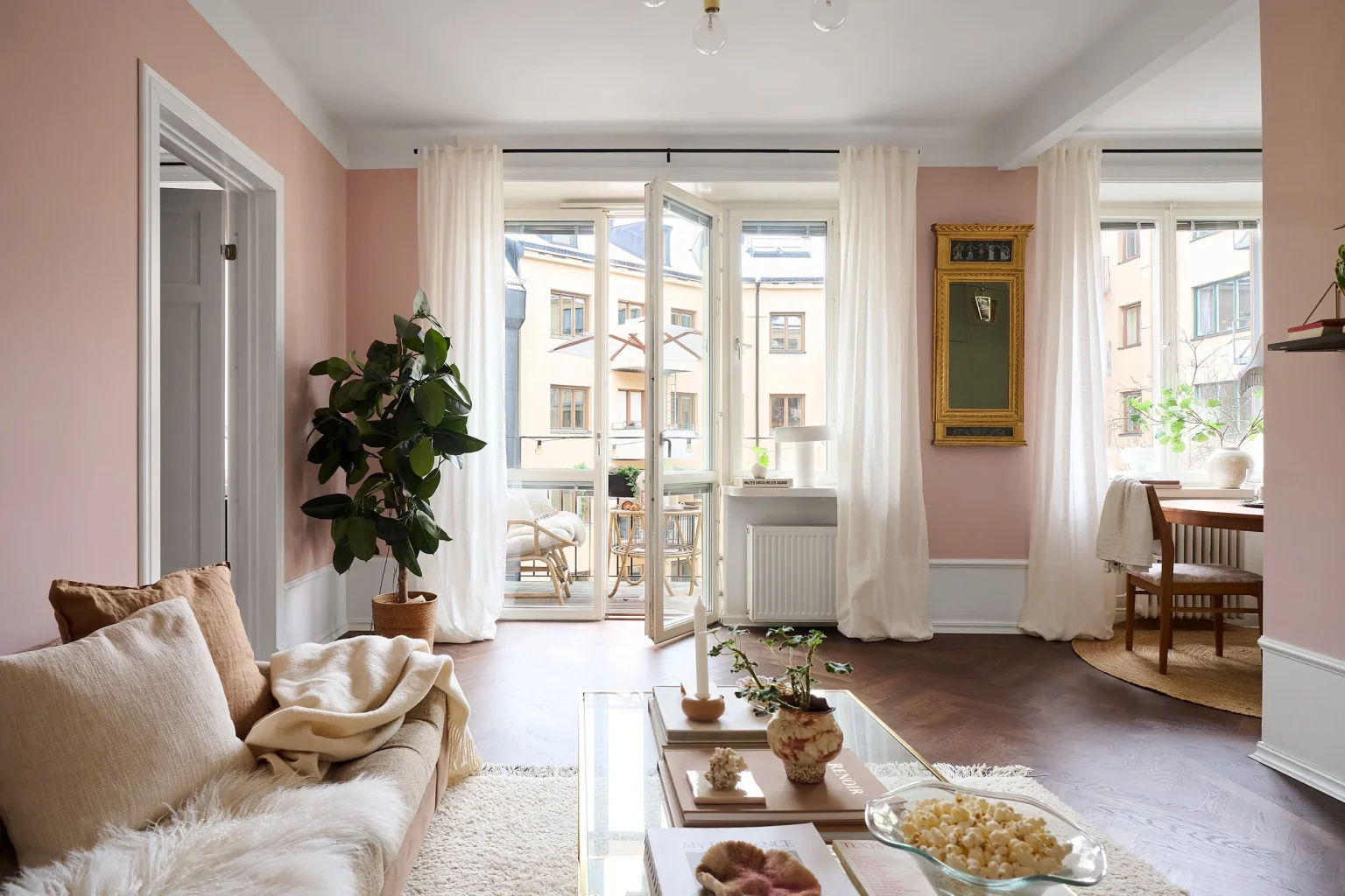 salon murs roses décoration scandinave deux-pièces 50m2