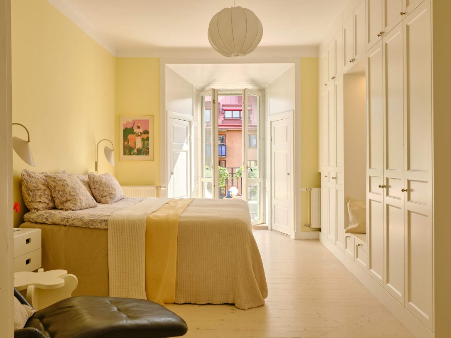 chambre murs jaunes décoration scandinave appartement ancien Stockholm