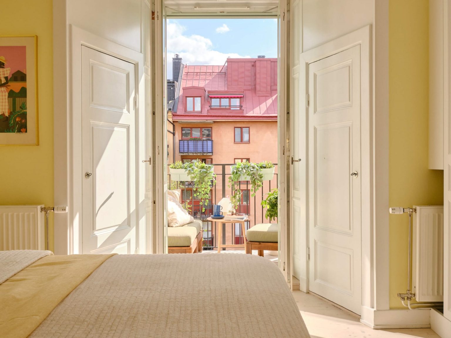 chambre murs jaunes décoration scandinave appartement ancien Stockholm