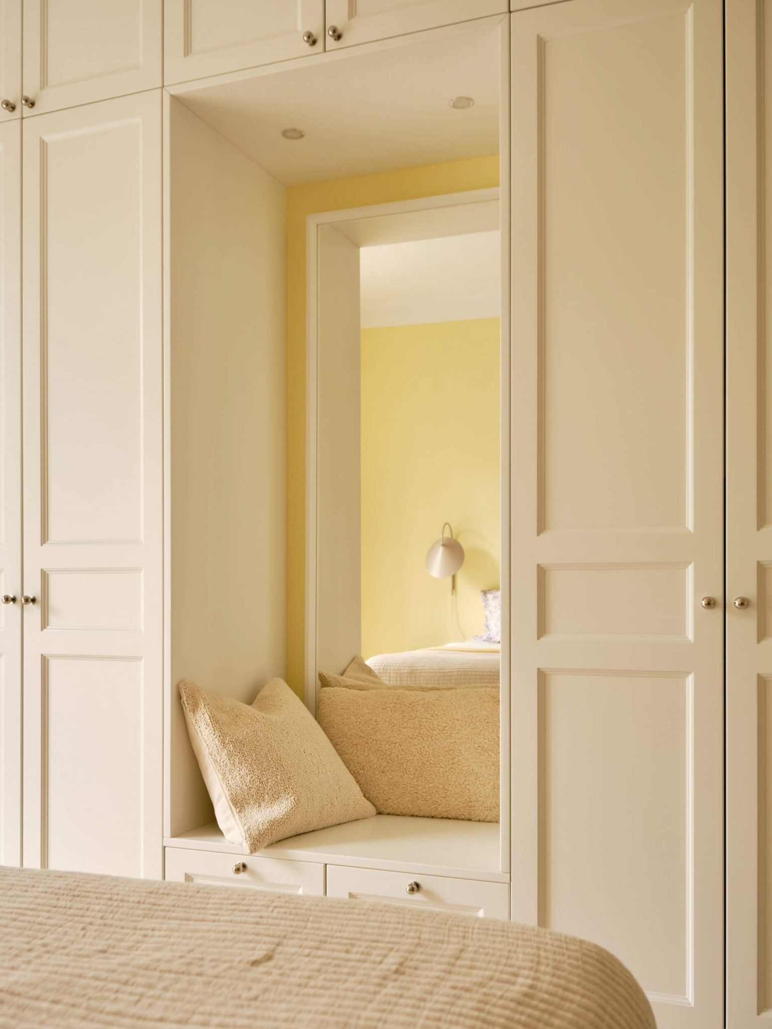 chambre murs jaunes décoration scandinave appartement ancien Stockholm