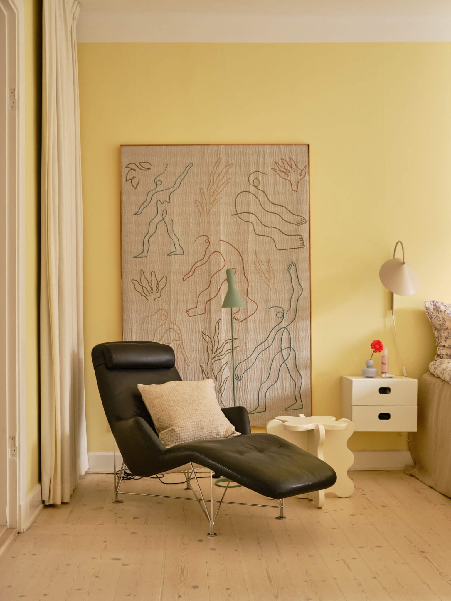 chambre murs jaunes décoration scandinave appartement ancien Stockholm