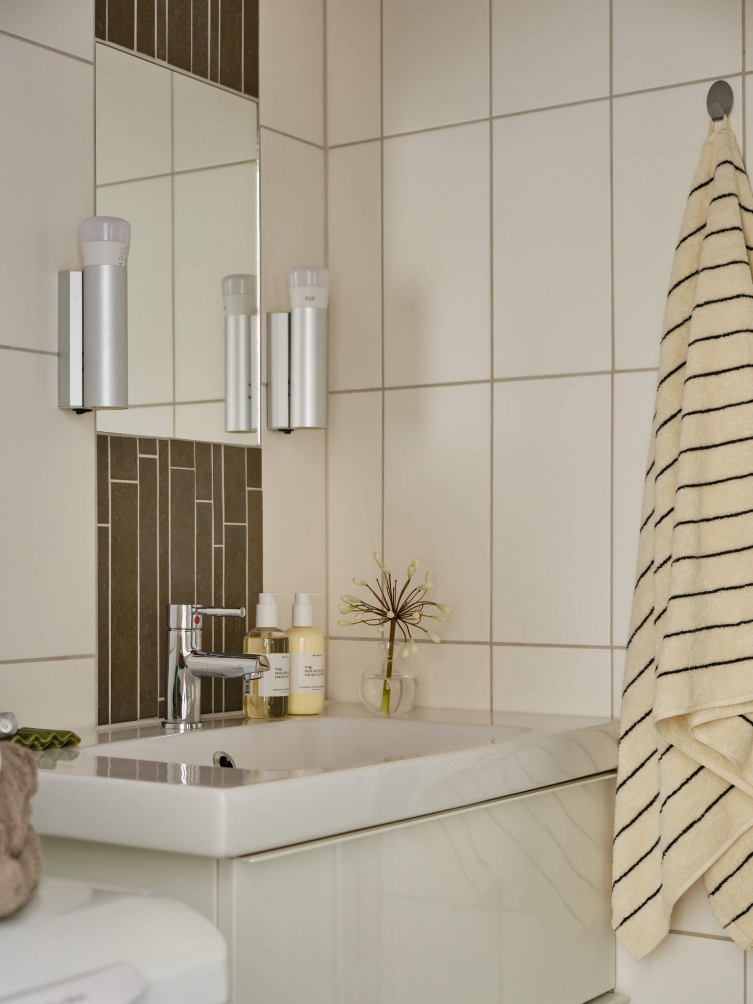 salle de bain avec douche d'angle et carrelage blanc et gris