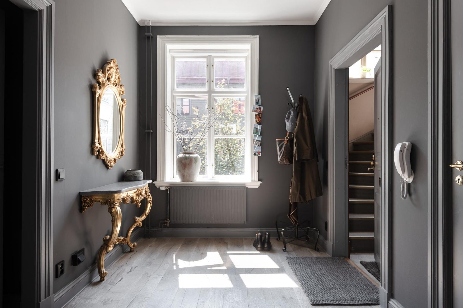 entrée murs gris avec miroir et console baroque dorés deux-pièces 66m2