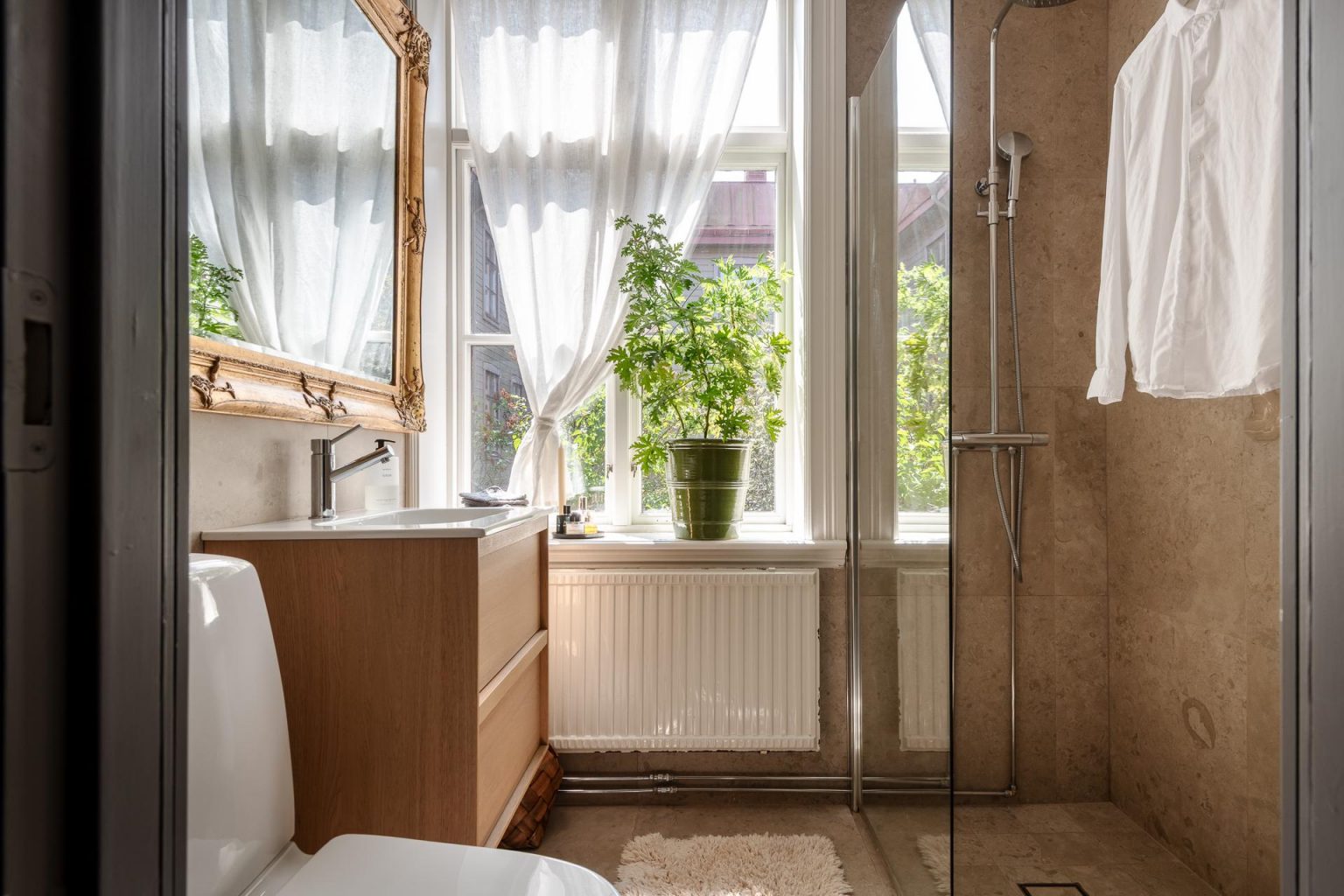 salle de bain avec miroir baroque doré deux-pièces 66m2