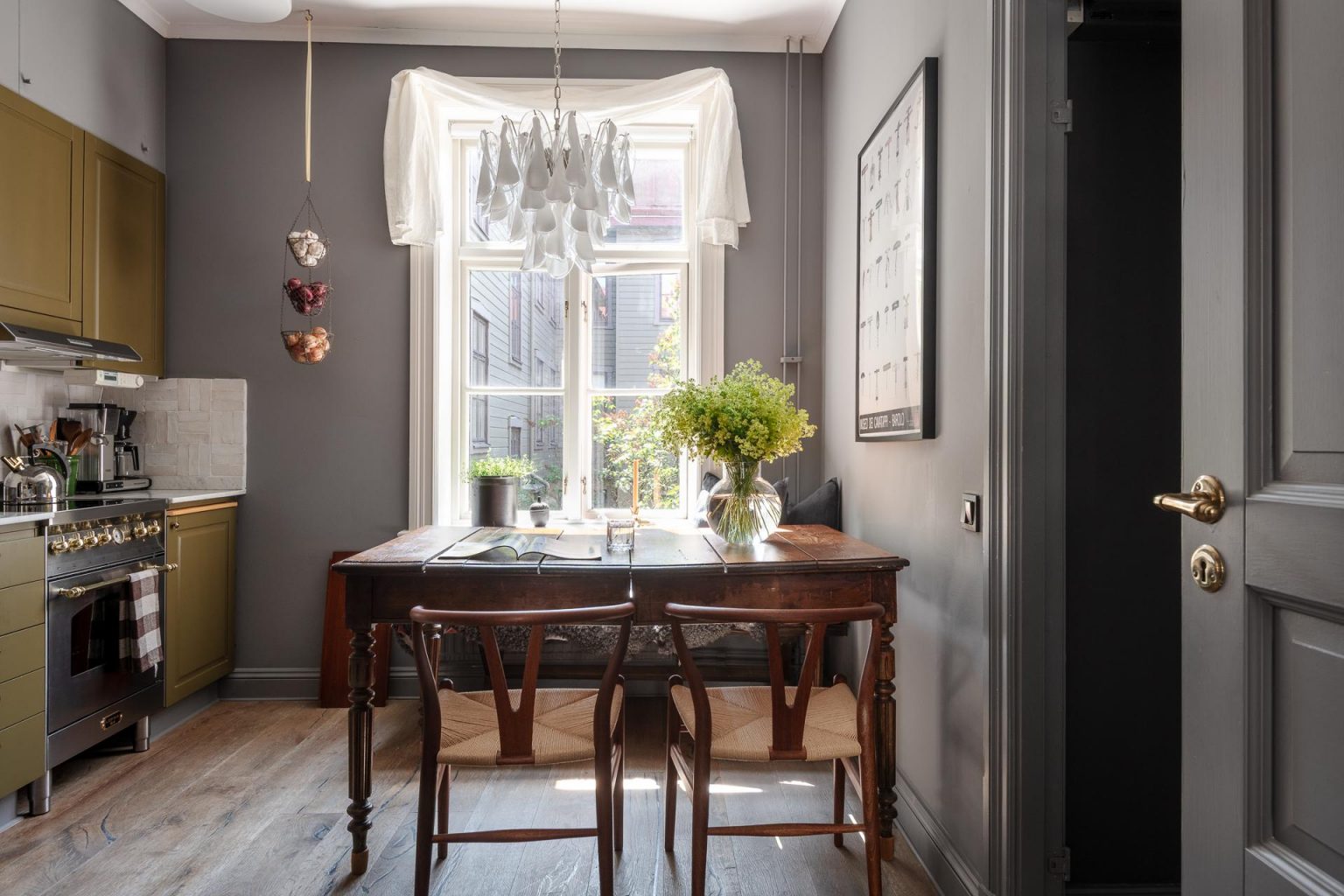 cuisine vert olive murs gris décoration contemporaine deux-pièces 66m2