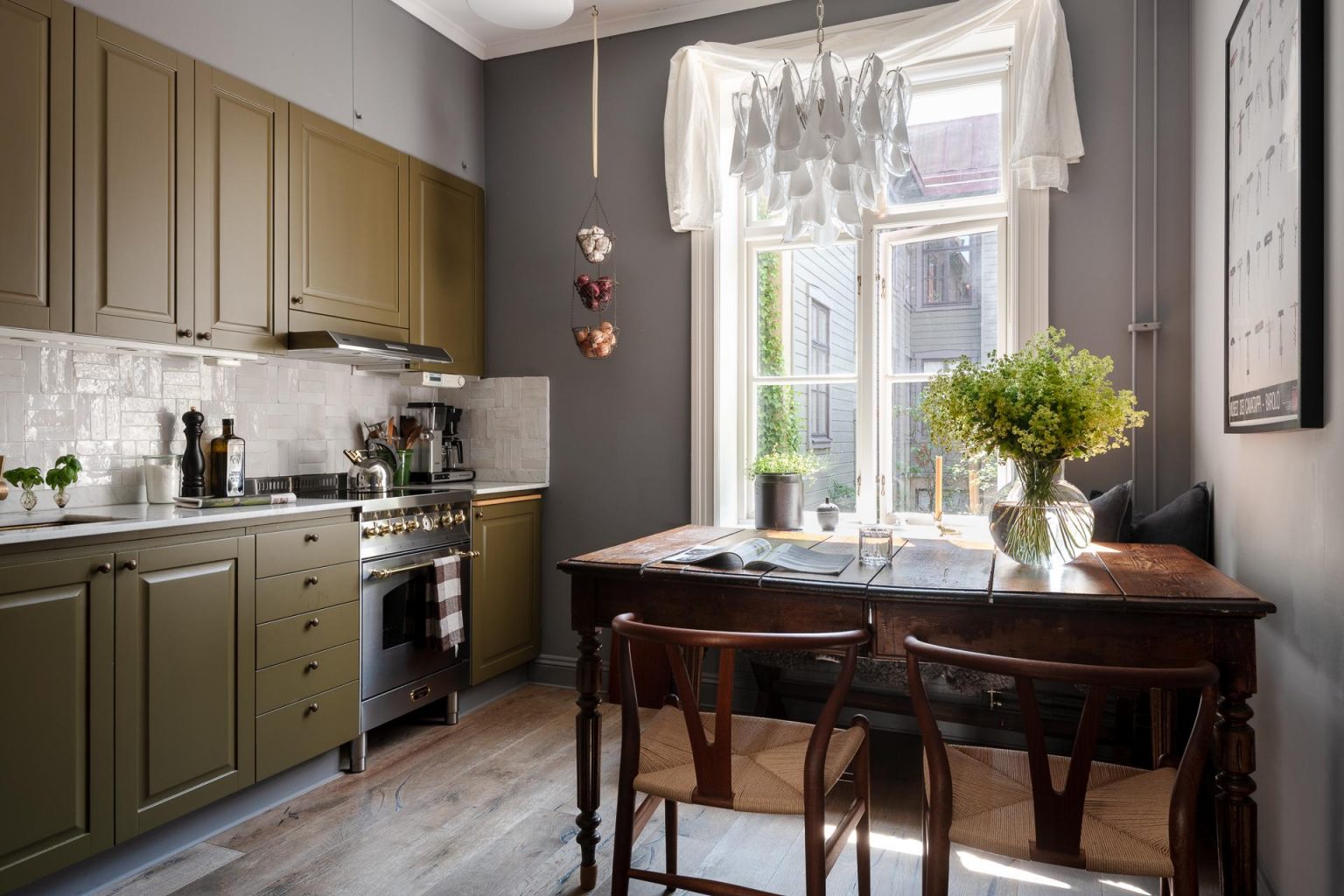 cuisine vert olive murs gris décoration contemporaine deux-pièces 66m2