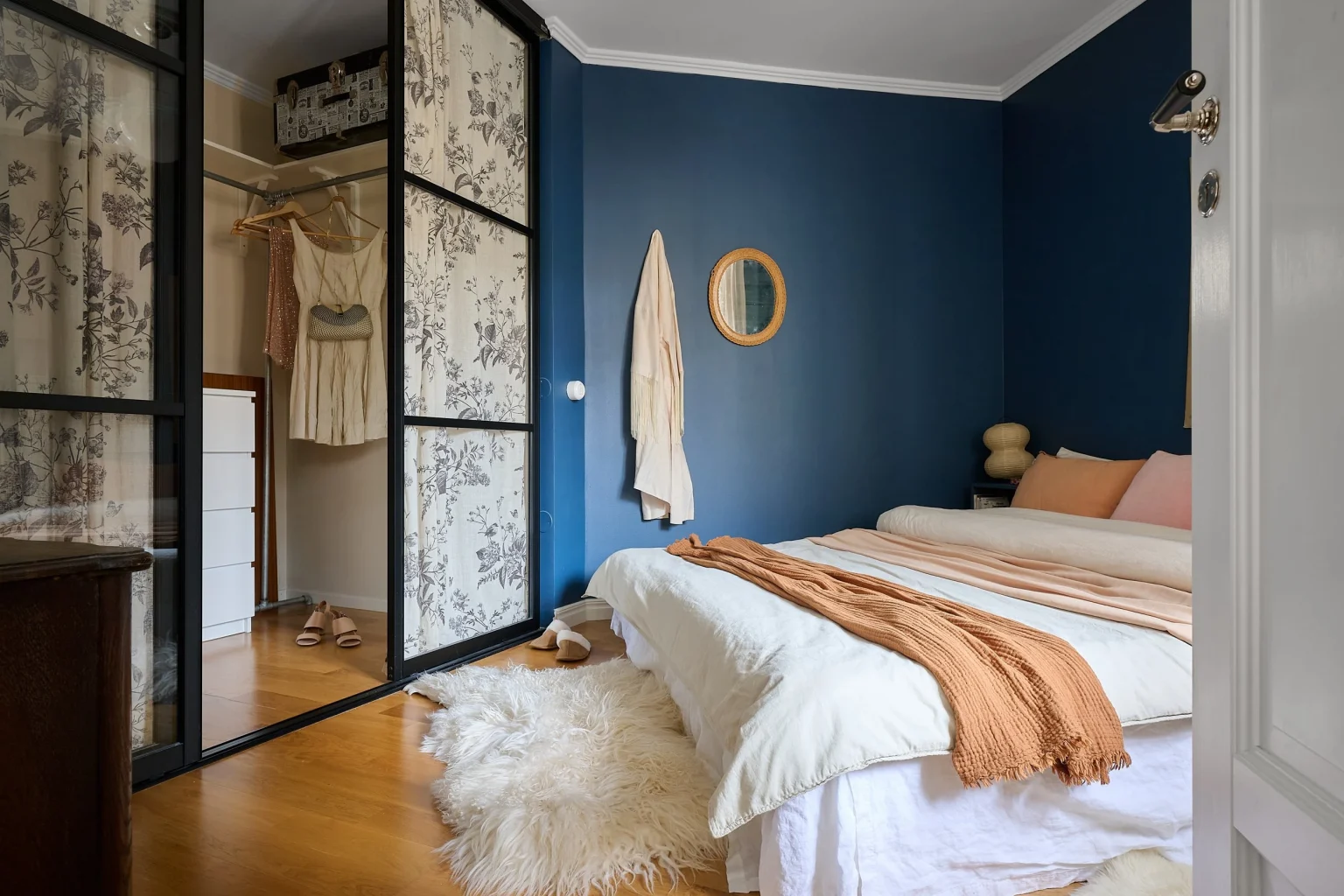 chambre murs bleus avec dressing vitré décoration scandinave deux-pièces 50m2