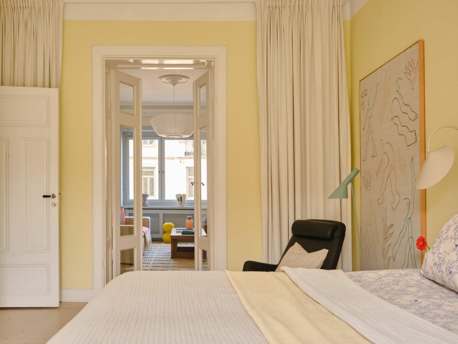 chambre murs jaunes décoration scandinave appartement ancien Stockholm