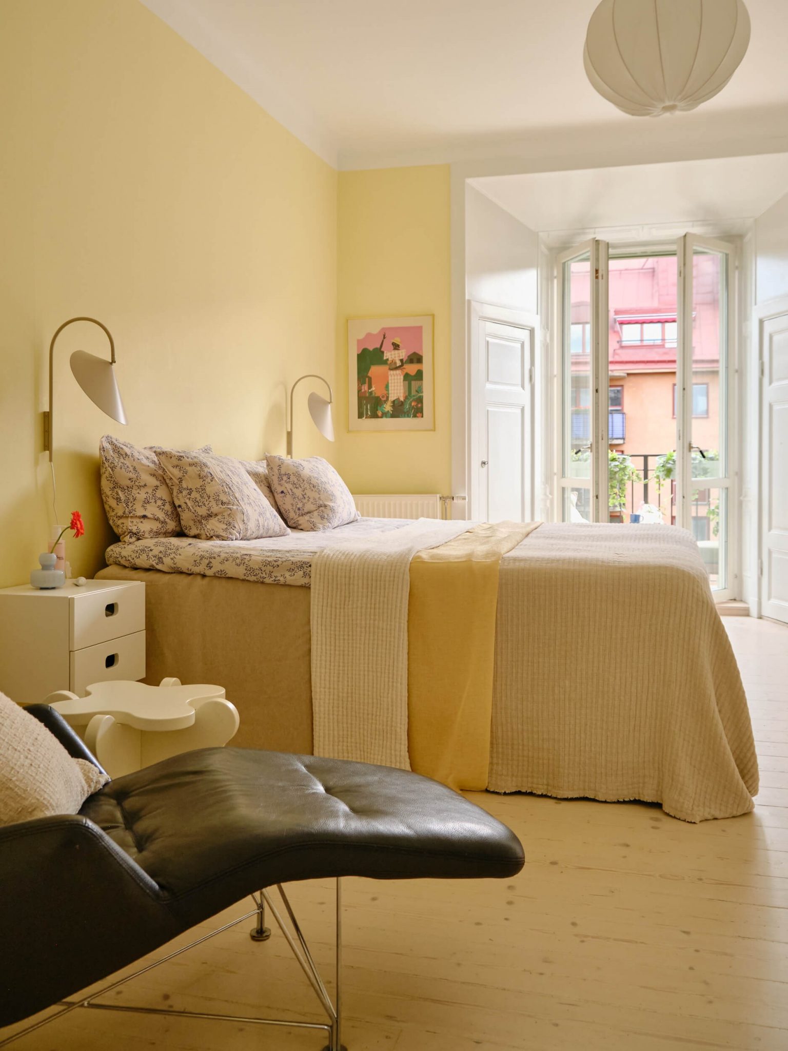 chambre murs jaunes décoration scandinave appartement ancien Stockholm