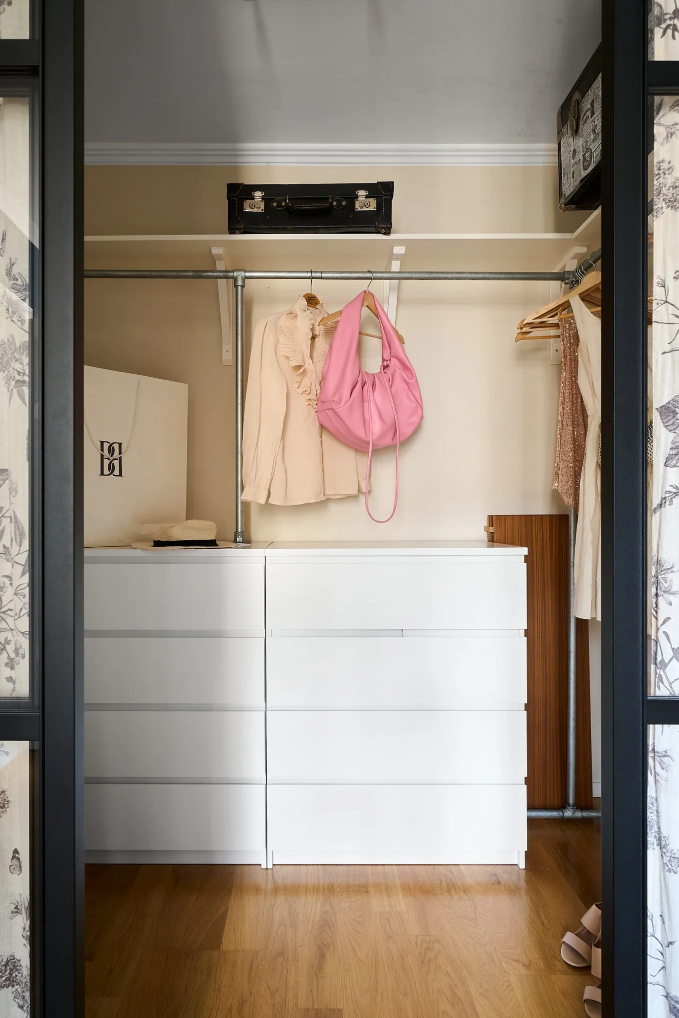 chambre murs bleus avec dressing vitré décoration scandinave deux-pièces 50m2