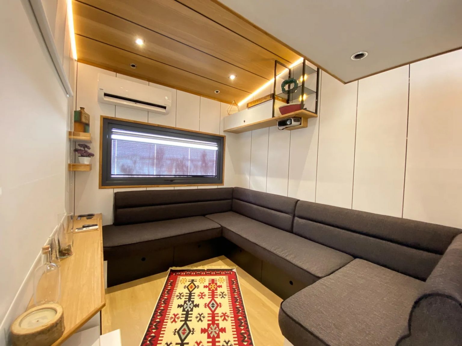 salon avec cheminée décoration contemporaine tiny house française ODDA de 30m2 familiale