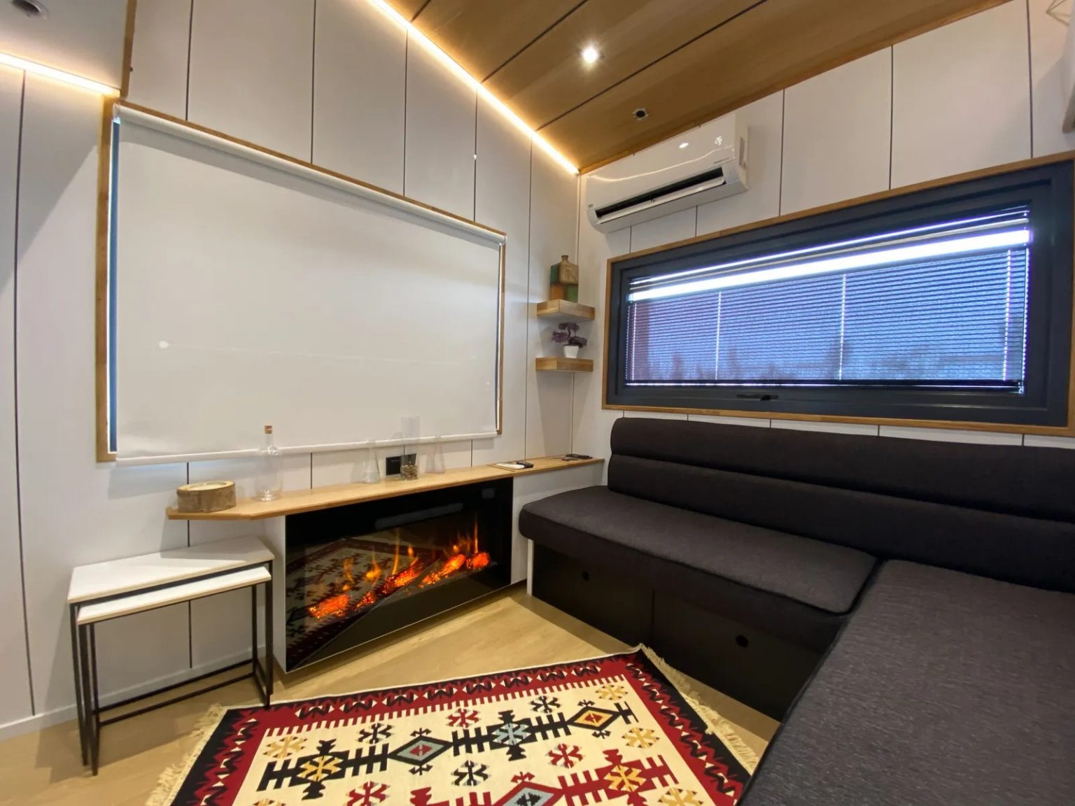 salon avec cheminée décoration contemporaine tiny house française ODDA de 30m2 familiale