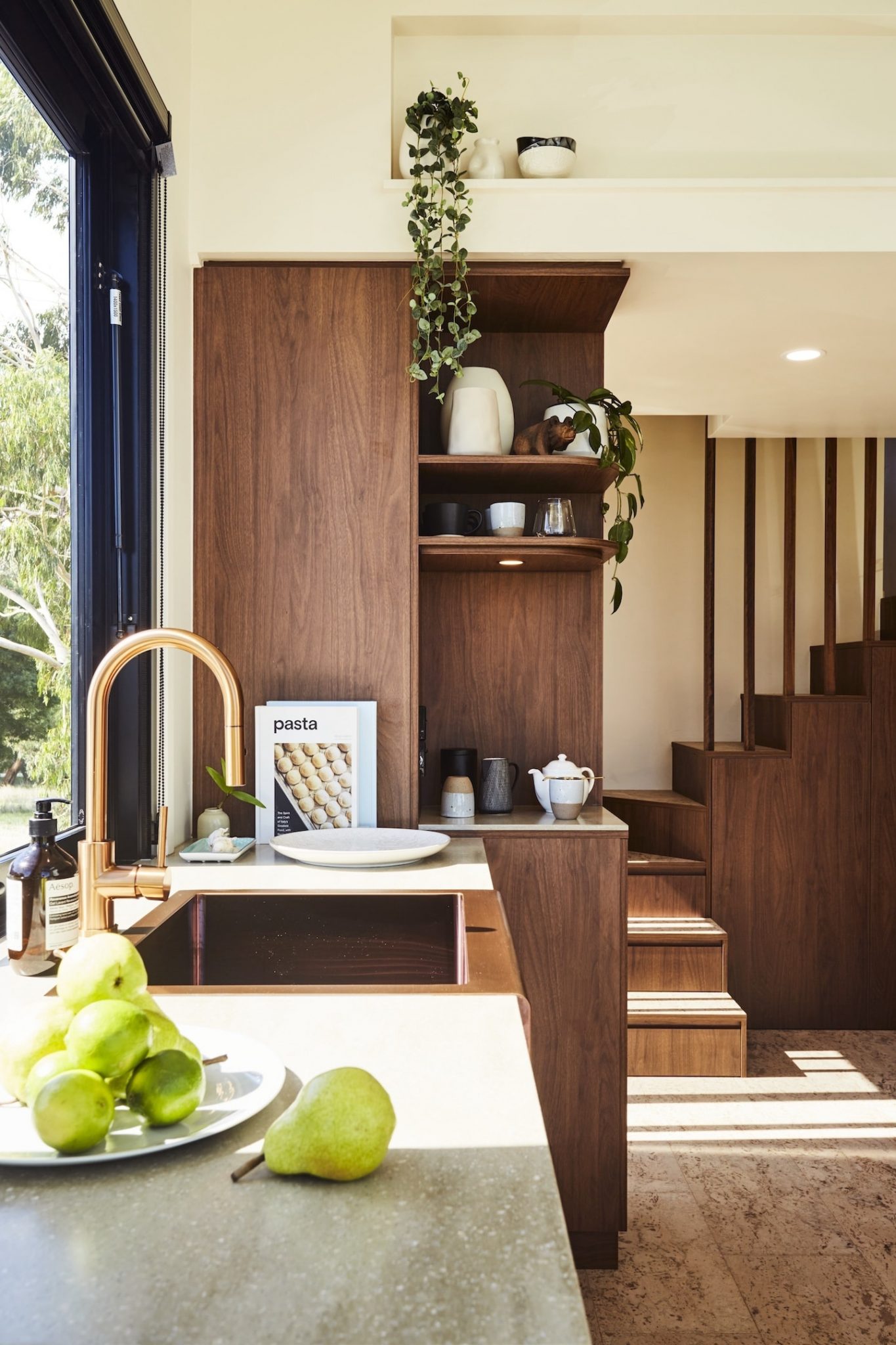 tiny house 30m2 Noosa intérieur bois mid-century et glamour