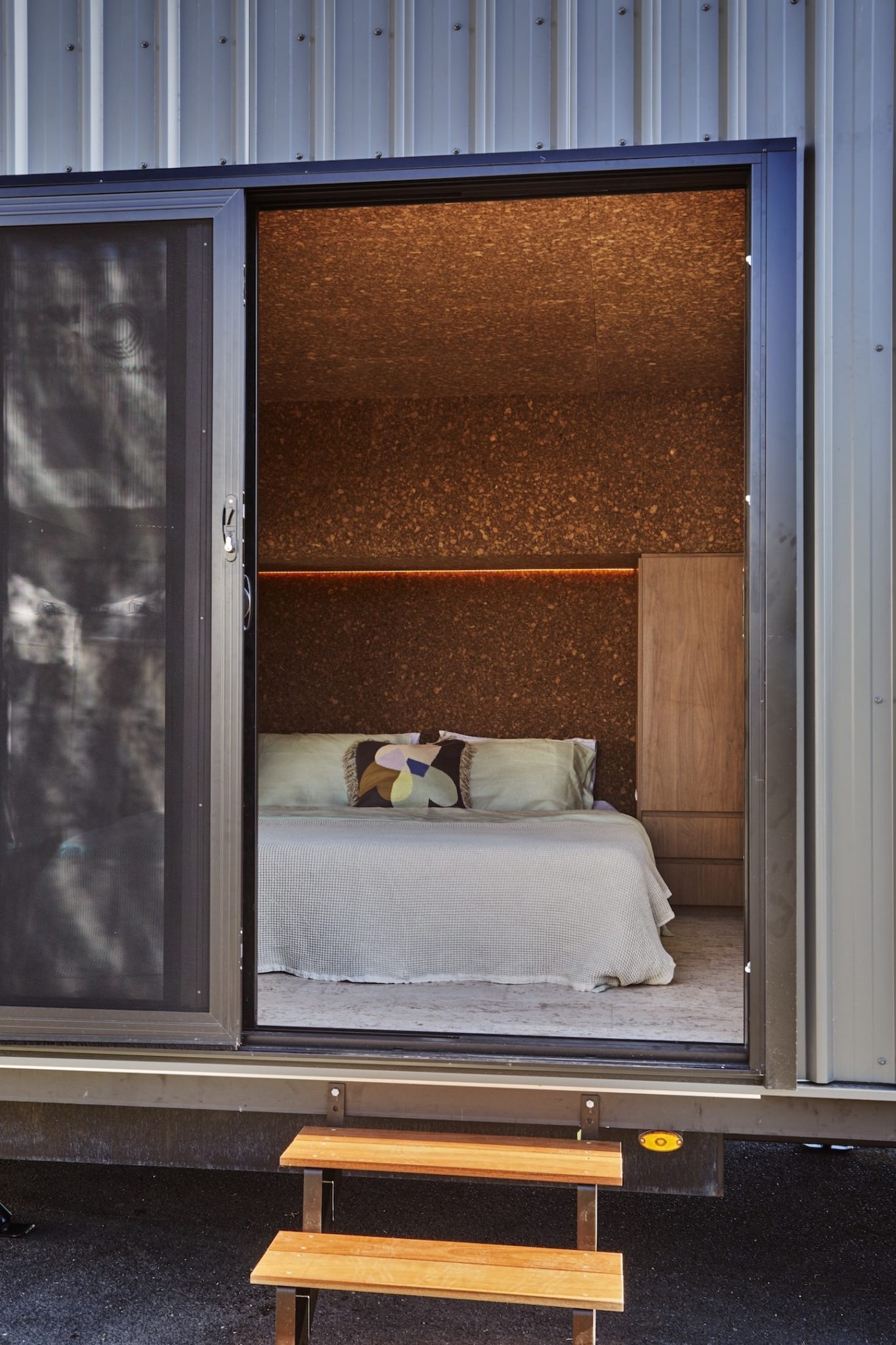 tiny house 30m2 Noosa intérieur bois mid-century et glamour