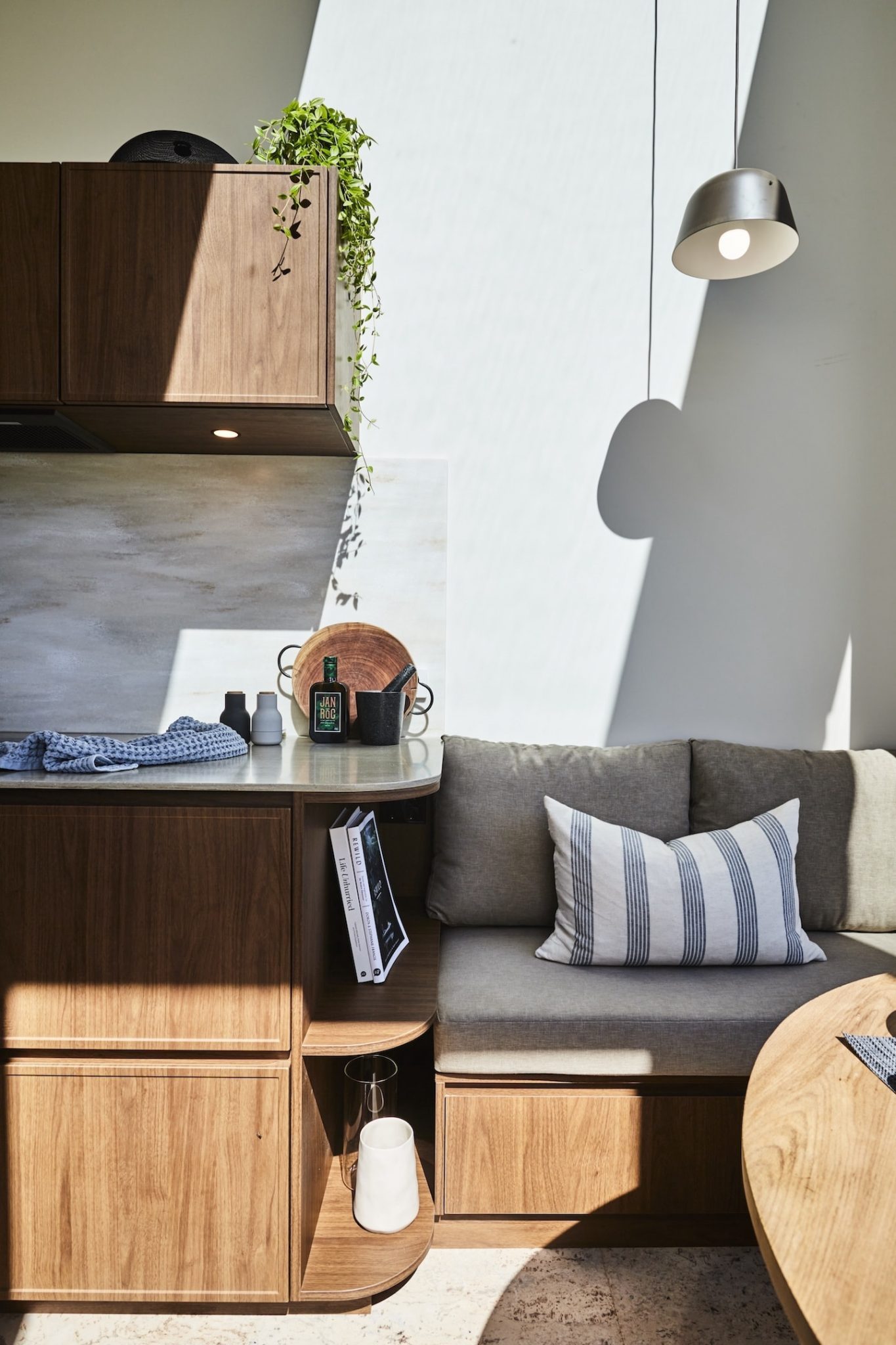 cuisine et coin salon tiny house 30m2 Noosa intérieur bois mid-century et glamour
