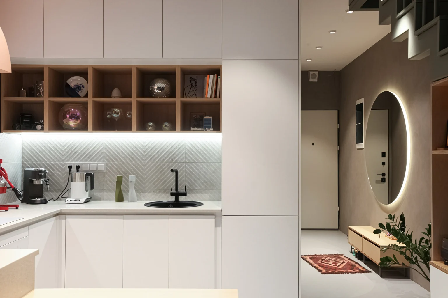 cuisine et entrée aménagement d'un appartement 35m2 avec mezzanine décoration contemporaine