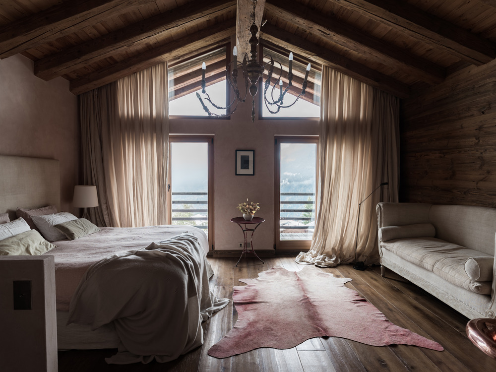 chambre mansardée chalet familial en Suisse décoration contemporaine beige et bois chambre mansardée chalet familial en Suisse décoration contemporaine beige et bois