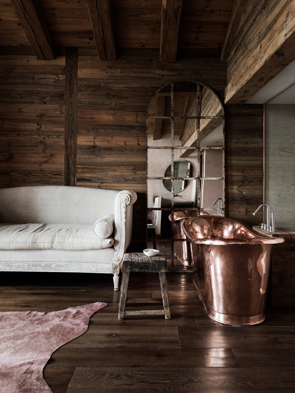 salle de bain avec baignoire cuivre à l salle de bain avec baignoire cuivre à l'ancienne chalet familial en Suisse décoration contemporaine beige et bois