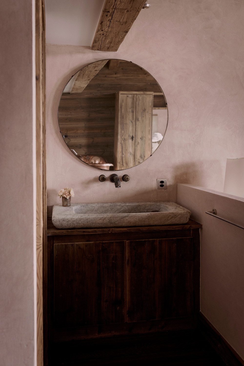 salle de bain rose avec poutres chalet familial en Suisse décoration contemporaine beige et bois salle de bain rose avec poutres chalet familial en Suisse décoration contemporaine beige et bois