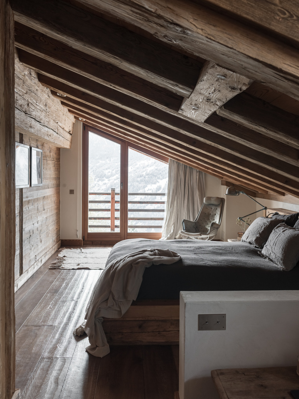 chambre mansardée chalet familial en Suisse décoration contemporaine beige et bois chambre mansardée chalet familial en Suisse décoration contemporaine beige et bois