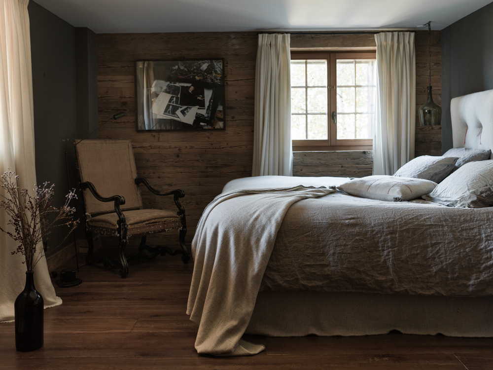 chambre murs bois chalet familial en Suisse décoration contemporaine beige et bois chambre murs bois chalet familial en Suisse décoration contemporaine beige et bois