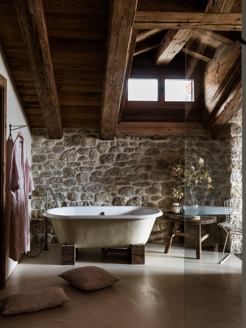 salle de bain murs pierres et poutres chalet familial en Suisse décoration contemporaine beige et bois salle de bain murs pierres et poutres chalet familial en Suisse décoration contemporaine beige et bois