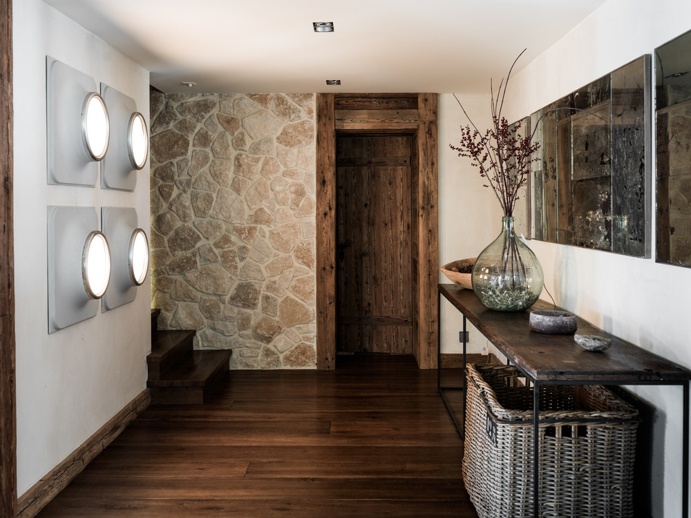 entrée chalet familial en Suisse décoration contemporaine beige et bois entrée chalet familial en Suisse décoration contemporaine beige et bois